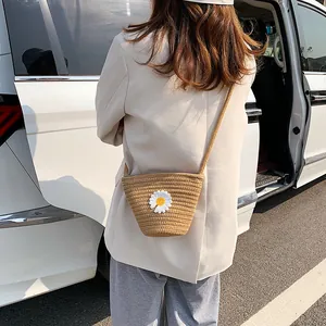 Sac seau en paille tissée avec fleur de marguerite blanche pour la mode d'été à la plage