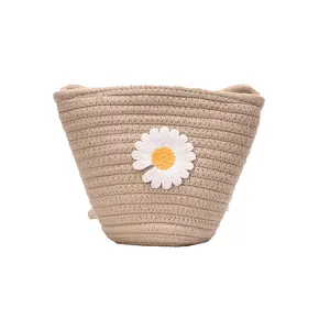 Sac seau en paille d'été pour femmes avec décoration marguerite blanche sur tressage