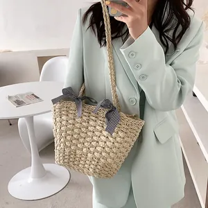 Borsa a spalla in paglia con fiocchi e tracolle intrecciate per vacanze estive