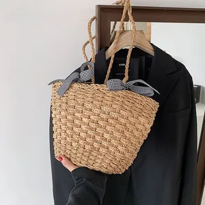 Borsa a secchiello in paglia fatta a mano con fiocco a quadretti neri e bianchi mare