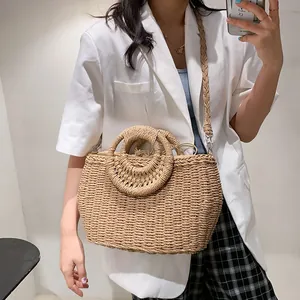 Grande borsa in paglia intrecciata con manici rotondi e tracolla per vacanze al mare