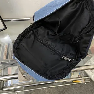 Mini denim rugzak van blauwe stof met handige binnenvakken voor reizen en dagelijks gebruik