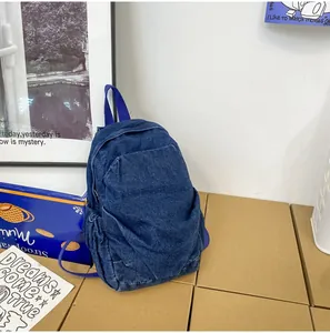 Primer plano de la textura del tejido de la mochila vaquera azul con bolsillo frontal