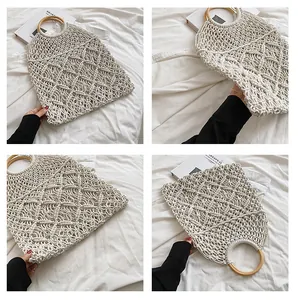 Détails d'un sac à main tressé en coton beige avec des poignées en bois naturel