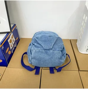 Detalle plano de una mochila de mezclilla vintage lavada con correas de nailon azul
