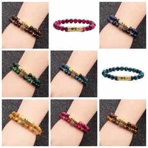 Malla detallada de pulseras bohemias con piedras ojo de tigre y tubo de metal dorado calado