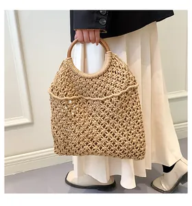 Détail de la texture en corde de coton tressée et poignée ronde en bois du sac de plage