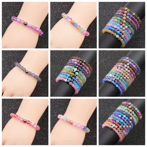 Detalle de cuentas de ojo de tigre de 8mm y dijes de corona con cristales en las pulseras