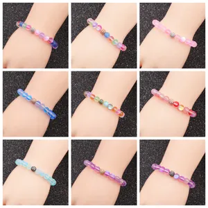Primer plano de pulseras de cuentas de 8mm en nueve colores con corona de micro-pave