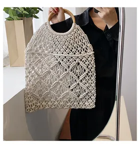 Détail du sac en coton macramé montrant des motifs géométriques et des anses rondes en bois