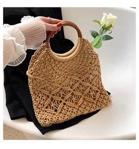 Détail du sac à main en macramé tissé main avec poignées rondes en bois et ajouré