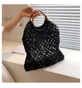 Détails du sac de plage tissé en corde de coton noire avec poignées rondes en bois