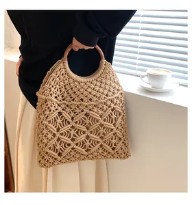 Gros plan du sac cabas tressé beige avec poignées en bois rondes et motif losange
