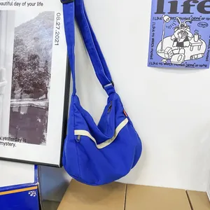 Minimalistische kobaltblaue Messenger-Bag aus Canvas mit verstellbarem Gurt und Fronttasche