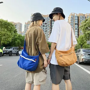 Große Canvas Umhängetasche in Königsblau und Caramel, stylische Kuriertasche für Studenten