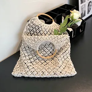 Sac de plage minimaliste en corde de coton blanc cassé avec anses en bois