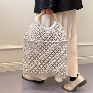 Sac à main minimaliste en corde de coton écru tissé main avec poignées rondes en bois