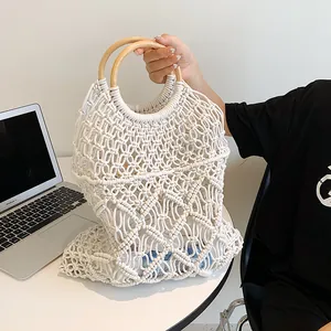 Sac de plage en corde de coton beige tissé main avec anses rondes en bois et motif ajouré
