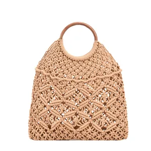 Sac à main tissé en coton avec poignées rondes en bois et design ajouré à franges