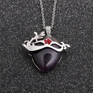 Collier cœur violet avec pendentif masque argenté et strass rouges sur chaîne noire