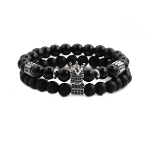 Set de pulseras para hombre con cuentas de piedra negra y un dije de corona plateada