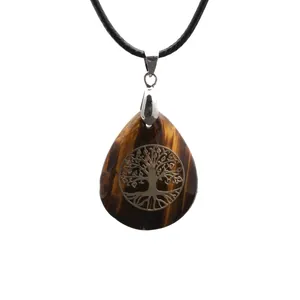 Pendentif goutte en oeil de tigre avec motif arbre de vie et cordon noir sur fond blanc