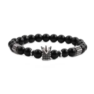 Pulsera de cuentas negras pulidas con colgante de corona plateada y circonitas negras