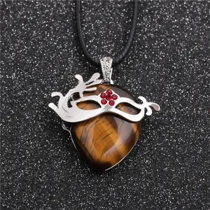Collier masque vintage avec pierre œil de tigre et strass rouges sur cordon noir
