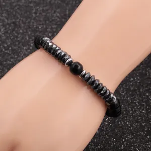Vue détaillée des perles de pierre noire à facettes de 8mm et des perles d'espacement en métal