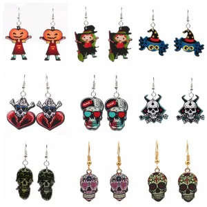Macro-opname van diverse Halloween oorbellen set met kleurrijke schedelpatronen