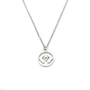 Collier en acier poli avec un pendentif chakra géométrique évidé sur une chaîne en O