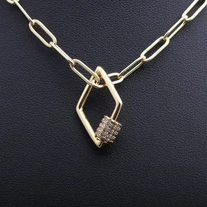 Goldene Büroklammerkette mit geometrischem Rautenanhänger und glänzenden Zirkonia-Steinen
