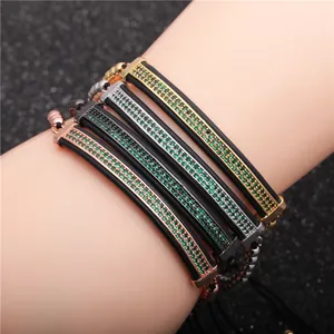 Details des verstellbaren vierteiligen Römischen Armband-Sets mit grünen Zirkonen und Metall
