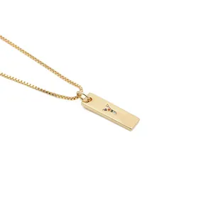 Detailansicht des goldenen Anhängers mit bunten Zirkonia-Buchstaben Y an einer quadratischen Kette