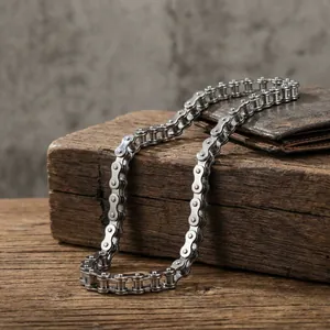 Collier chaîne de vélo en acier inoxydable pour homme sur fond de portefeuille en cuir