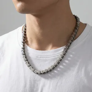 Collier chaîne de vélo en acier inoxydable pour hommes porté par un mannequin