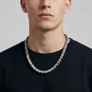 Gros plan d'un collier en acier inoxydable style chaîne de vélo porté par un mannequin homme