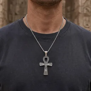 Collier croix Ankh argenté vintage avec hiéroglyphes égyptiens porté par un mannequin
