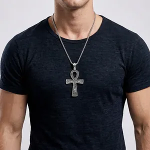 Détail du pendentif croix Ankh argenté antique avec hiéroglyphes sur un mannequin masculin