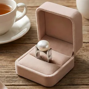 Exquisiter großer Muschelperlenring in einer rosa Samt-Schmuckgeschenkbox