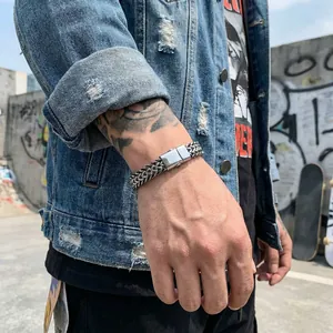 Detail eines Herrenarmbands aus geflochtenem Edelstahl mit Magnetverschluss am Handgelenk