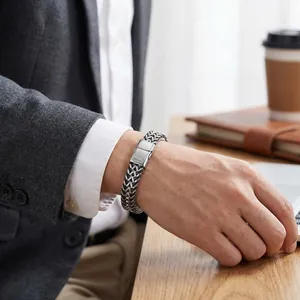 Herren Armband mit Drachenknochen-Geflecht und Magnetverschluss am Handgelenk im Büro