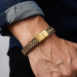 Detail eines zweireihigen schwarzen Lederarmbands für Herren mit goldener Magnetschließe