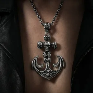 Nahaufnahme eines Punk-Edelstahl-Totenkopf-Ankers an einer schwarzen Lederjacke getragen