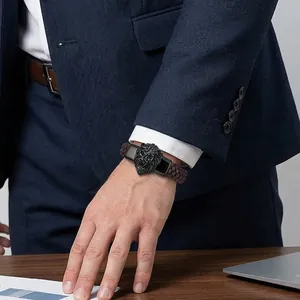 Détail du bracelet tressé en cuir pour homme avec tête de lion mate sur une manche