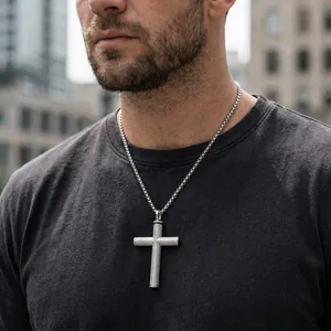 Pendentif croix en acier inoxydable pour homme avec texture moletée et chaîne à billes