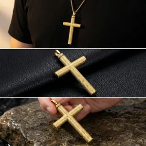 Détail du collier croix dorée avec texture moletée et bouchon à vis commémoratif chic