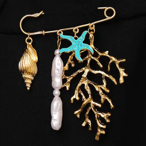Broche dorée thème marin avec étoile de mer, coquillage, corail et perle baroque