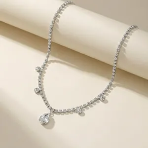 Bijou de tête mariée bohème argenté avec strass et pendentif en cristal en poire