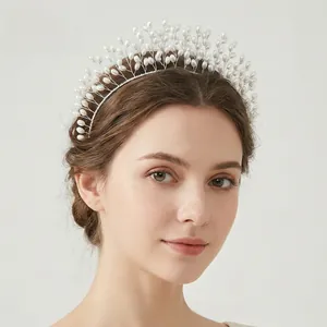 Détail du serre-tête en perles fait main avec tissage de fil argenté pour les mariages